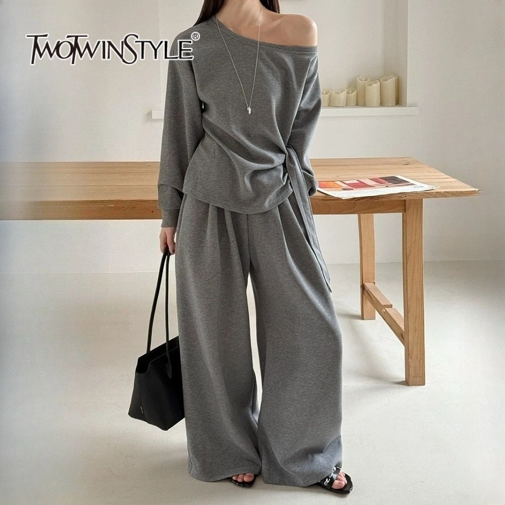 

TWOTWINSTYLE Новый женский комплект из двух предметов: свободный повседневный топ с диагональными длинными рукавами и шнуровкой, а также широкие брюки.