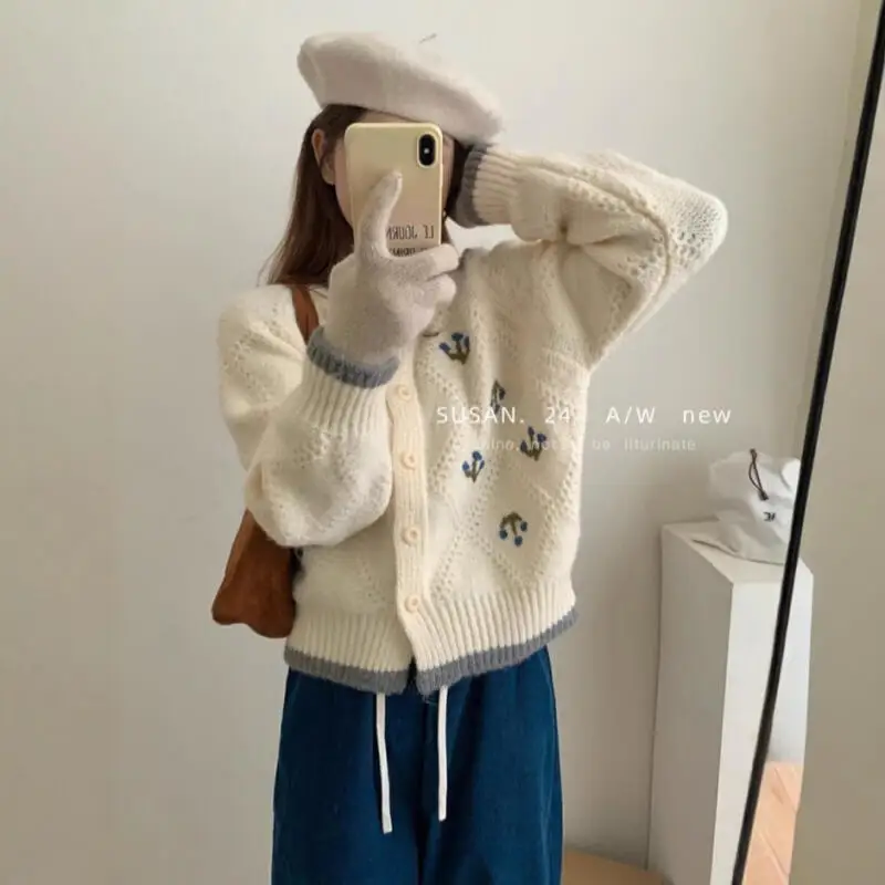 เสื้อสเวตเตอร์ถักไหมพรมแบบมีฮู้ดสำหรับผู้หญิง สไตล์เรโทร ตัดสี แต่งดอกไม้ ซิป นุ่ม สวมใส่สบาย เหมาะสำหรับฤดูใบไม้ร่วงและฤดูหนาว