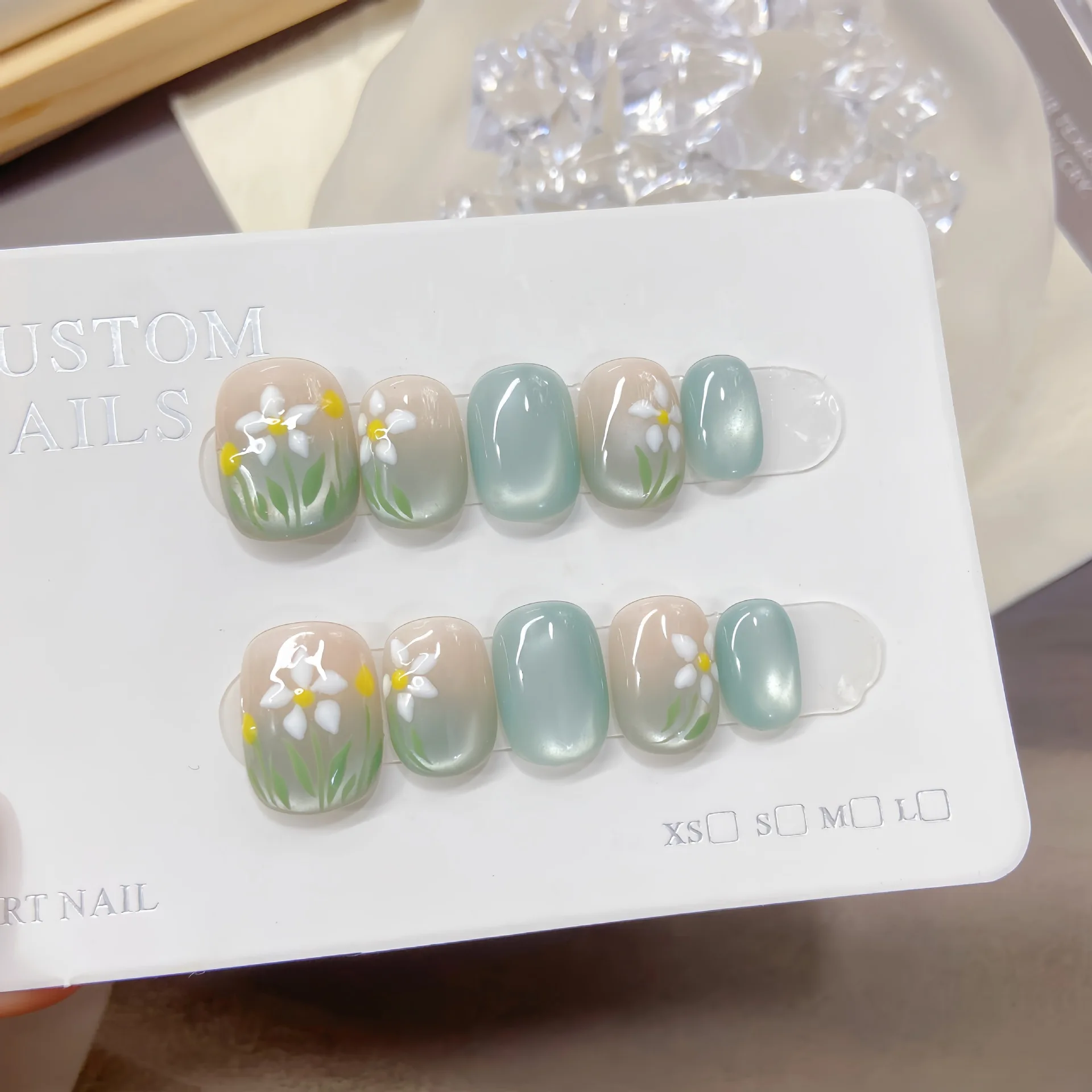 10枚入り ハンドメイド 光沢 プレスオンネイル - ショートバレエシェイプ グリーンキャッツアイ 花柄デザイン 再利用可能 フェイクネイル 女性と女の子向け