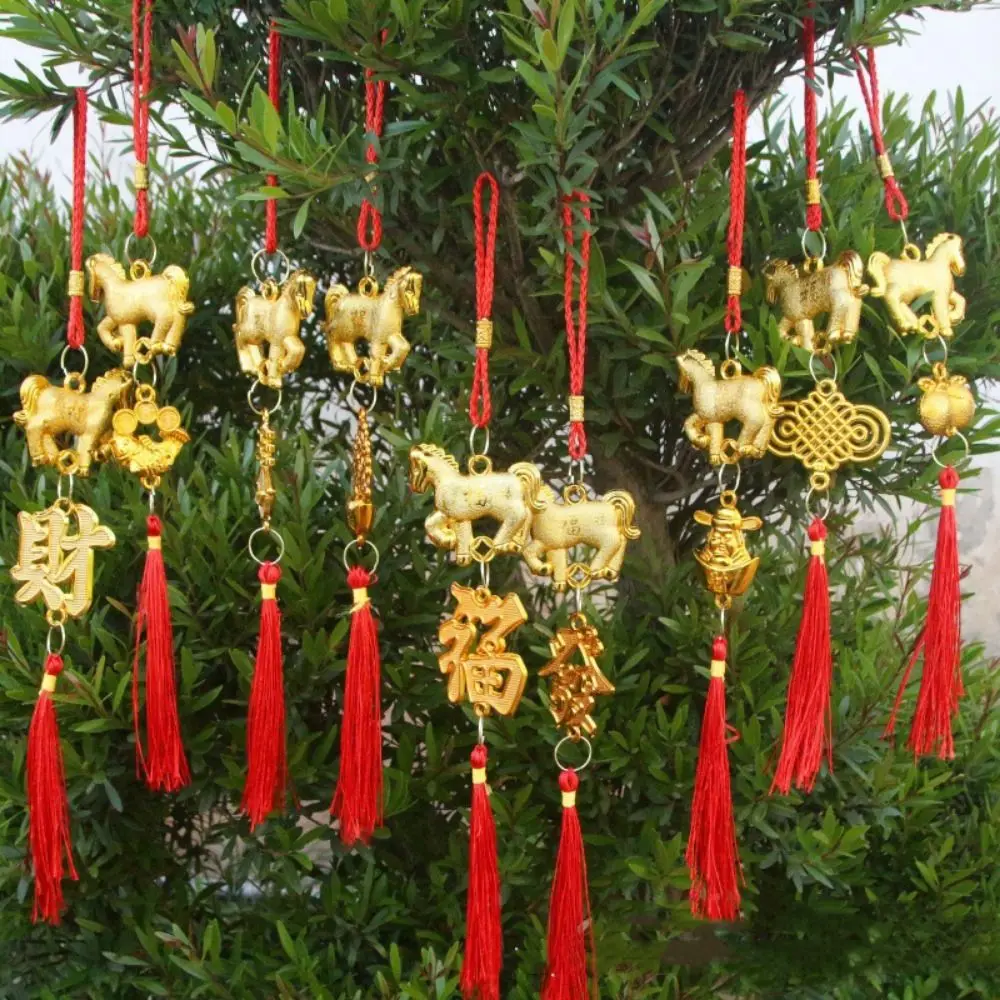 قلادة مهرجان الربيع باللون الذهبي الأحمر مع شرابة قلادة سنة الحصان حسن الحظ قلادة حصان زودياك البلاستيكية التقليدية