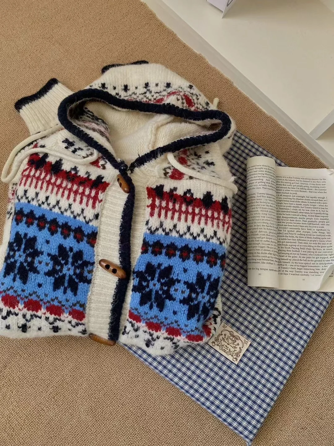 

Winter Nordic Fair Isle Knitted Hat with Dstring And Wood Button Sweater Thiened Warm Balac for Commuting Girls