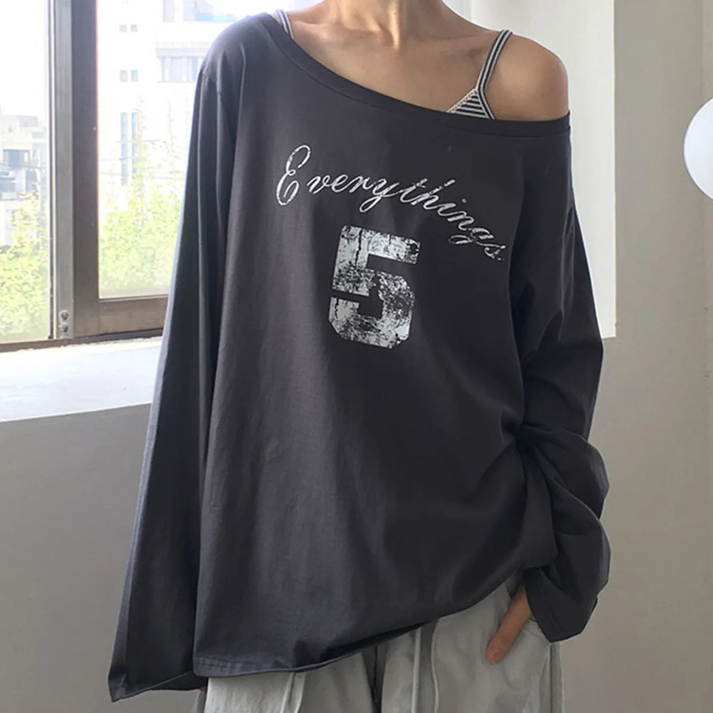 

Женская асимметричная футболка с открытыми плечами и длинными рукавами в американском стиле, свободный топ с буквенным принтом, модная повседневная повседневная футболка