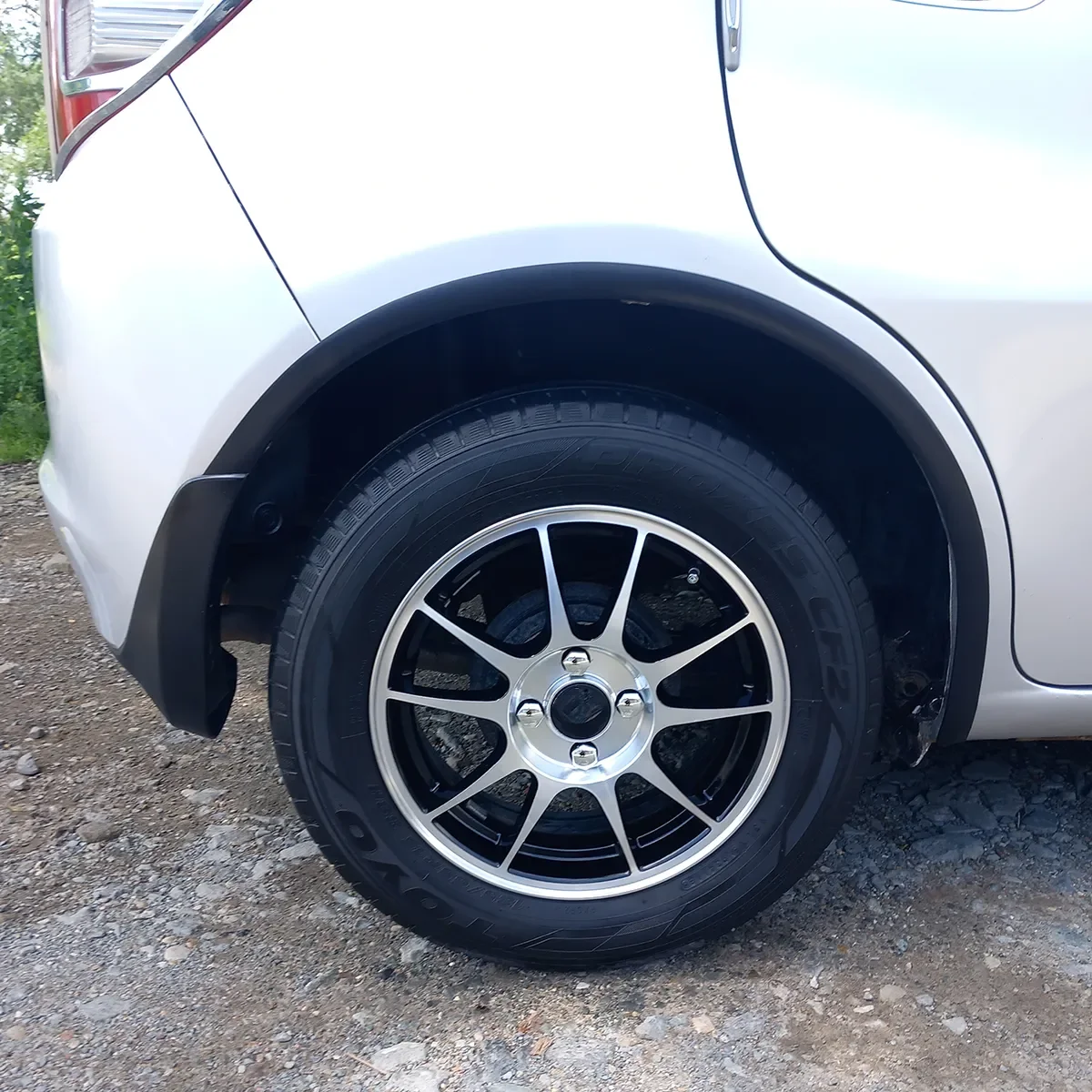 9.8FT Car Wheel Arch Trim Fender Flares Arches Wing Expander Eyebrow Anti-Collision Strip for Pickup SUV Fender Flare Edge Trim