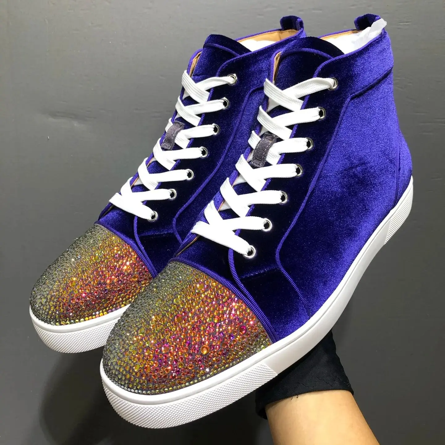 

Роскошные высокие кеды с заклепками и бриллиантами, повседневная обувь на плоской подошве, обувь на шнуровке, кроссовки, синие бархатные кожаные туфли на красной подошве для мужчин