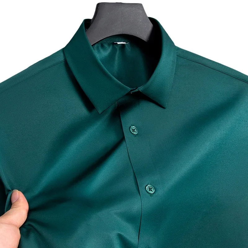 Camicia estiva, camicia da uomo bianca lucida non stirante, camicia da lavoro casual senza cuciture di fascia alta in seta di ghiaccio resistente alle rughe da uomo