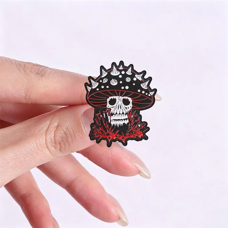 Gotischer Totenkopf Pilz Punk Emaille-Abzeichen Dunkle Nischenästhetik Pin Rot Schwarz Sporen Knochen Metallbrosche Revers-Accessoire Geschenk – Detail 8