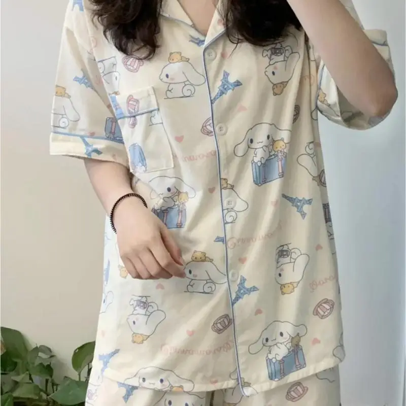 ชุดนอนซินนามอโรลลายซานริโอ้สุดน่ารักสำหรับผู้หญิง อนิเมะคุโรมิ กางเกงขาสั้นแขนสั้นฤดูร้อน ชุดลำลองน่ารักสไตล์เฮลโลคิตตี้ เนื้อผ้านุ่มสบาย