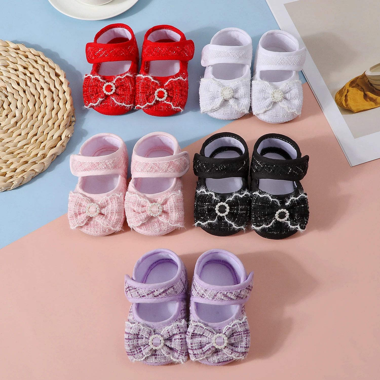 

Baby non-slip learning walking shoes, cute bow design, soft flat shoes for infants, suitable for indoor parties and gatherings.