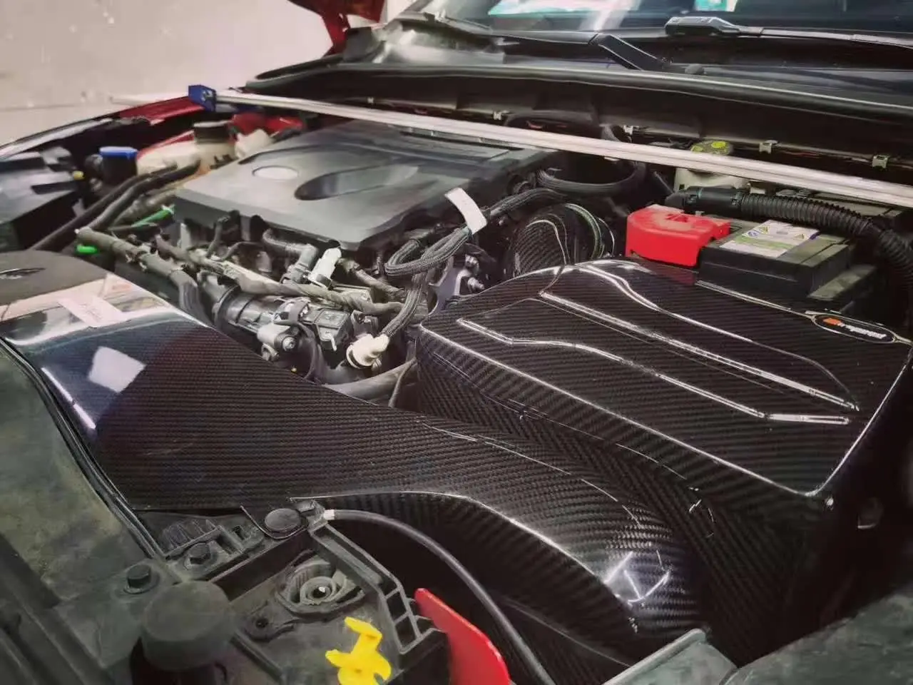 2025 جديد ملمس سطحي أنيق وواضح 100% نظام دخول الهواء البارد من ألياف الكربون الجافة لفورد فوكس 1.5T