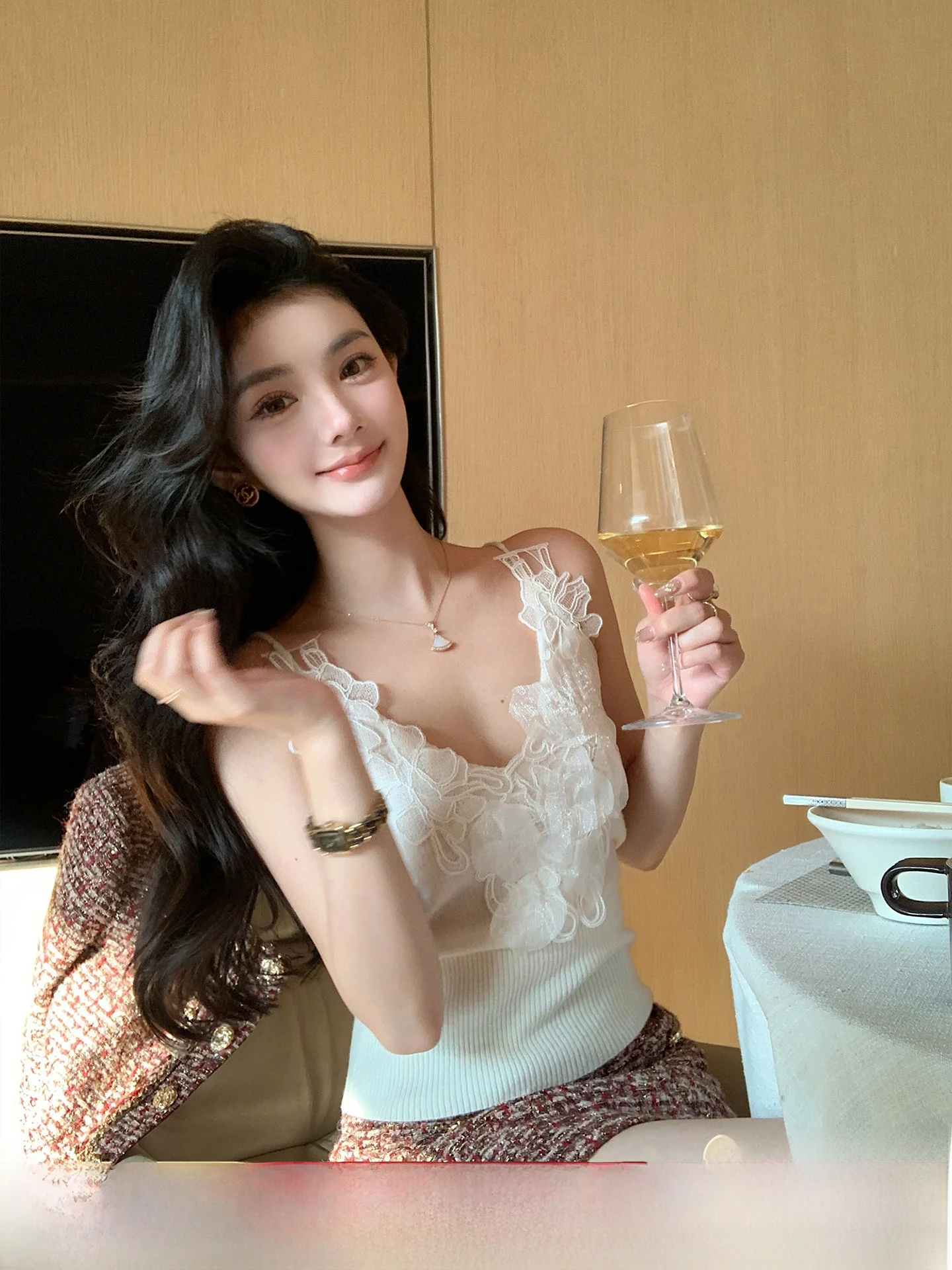 

Lilylikes Gao Yue Fan Hua: Ультратяжелая мягкая шерстяная пряжа с цветочным узором и маленькими цветами, повседневный топ с V-образным вырезом и коротким рукавом