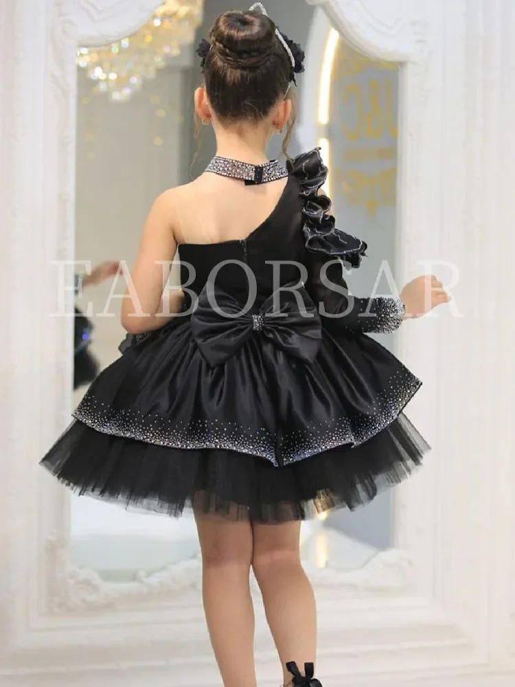 エレガントなワンショルダーフラワーガールドレス花の装飾子供の日のステージパフォーマンス衣装光沢のあるティアードイブニングドレス