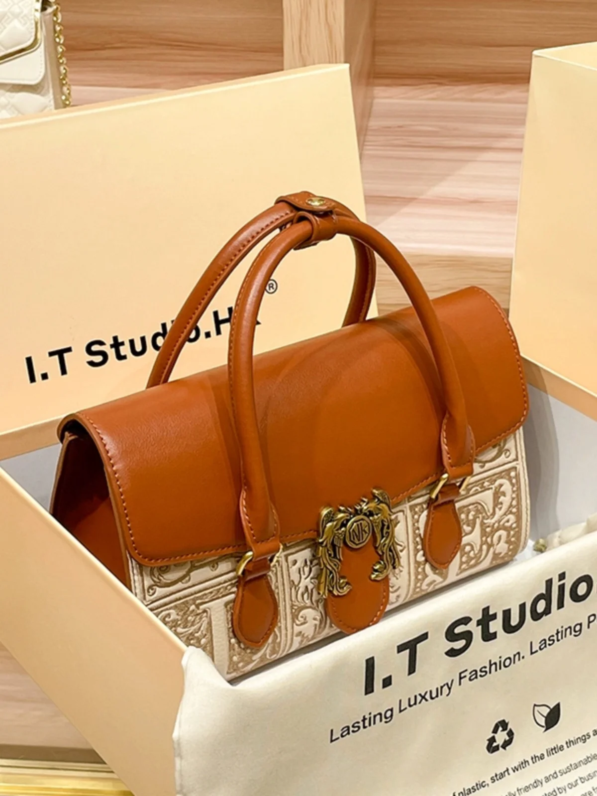 

Retro and Luxury Small Square Bag with Charming Embroidery and Printing Women's Stylish and Versatile Handheld Crossbody Bag