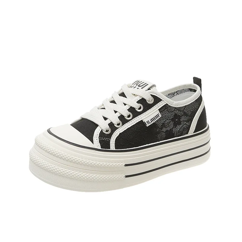 Malha respirável oco sapatos brancos para mulher 2025 novo estilo de verão de sola grossa rendas versátil tênis casuais