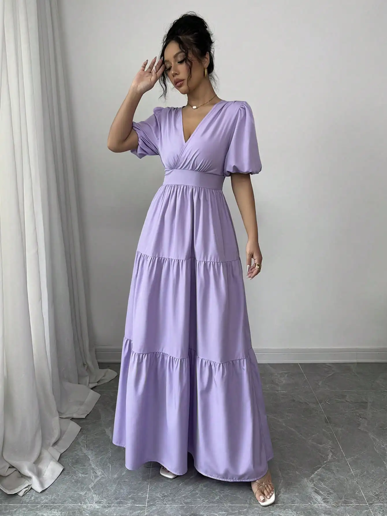ชุดเดรสแม็กซี่แขนพองคอวีสีม่วงพร้อมเอวจับจีบ ชุดลำลองสำหรับวันหยุดฤดูร้อน