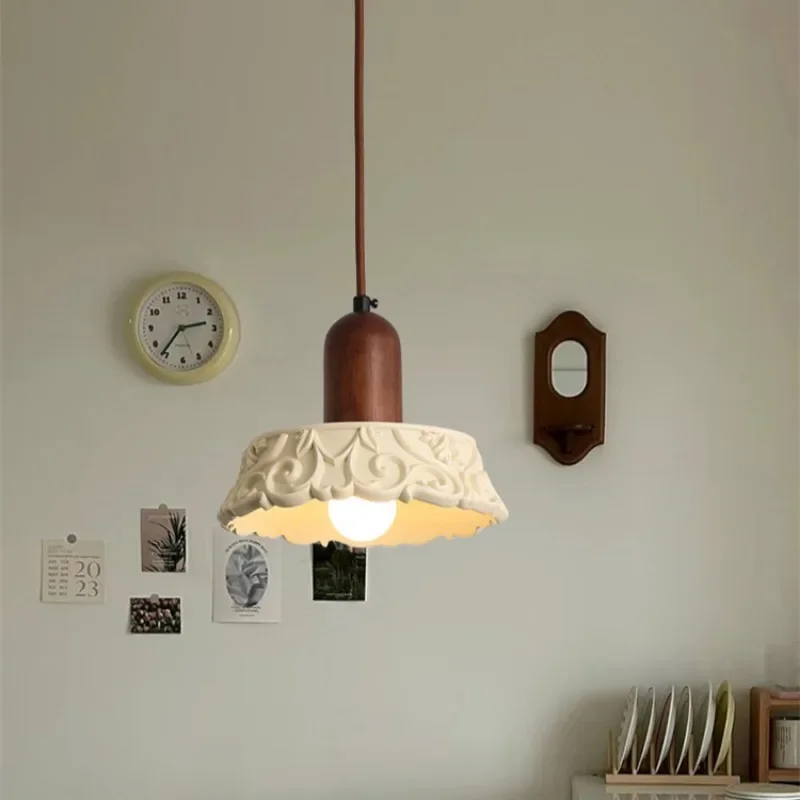 Medium Antique Creative Corridor Bedroom Bedside Chandelier Retro Room Decorative Lamp French Resin Engraved Flower Lamp