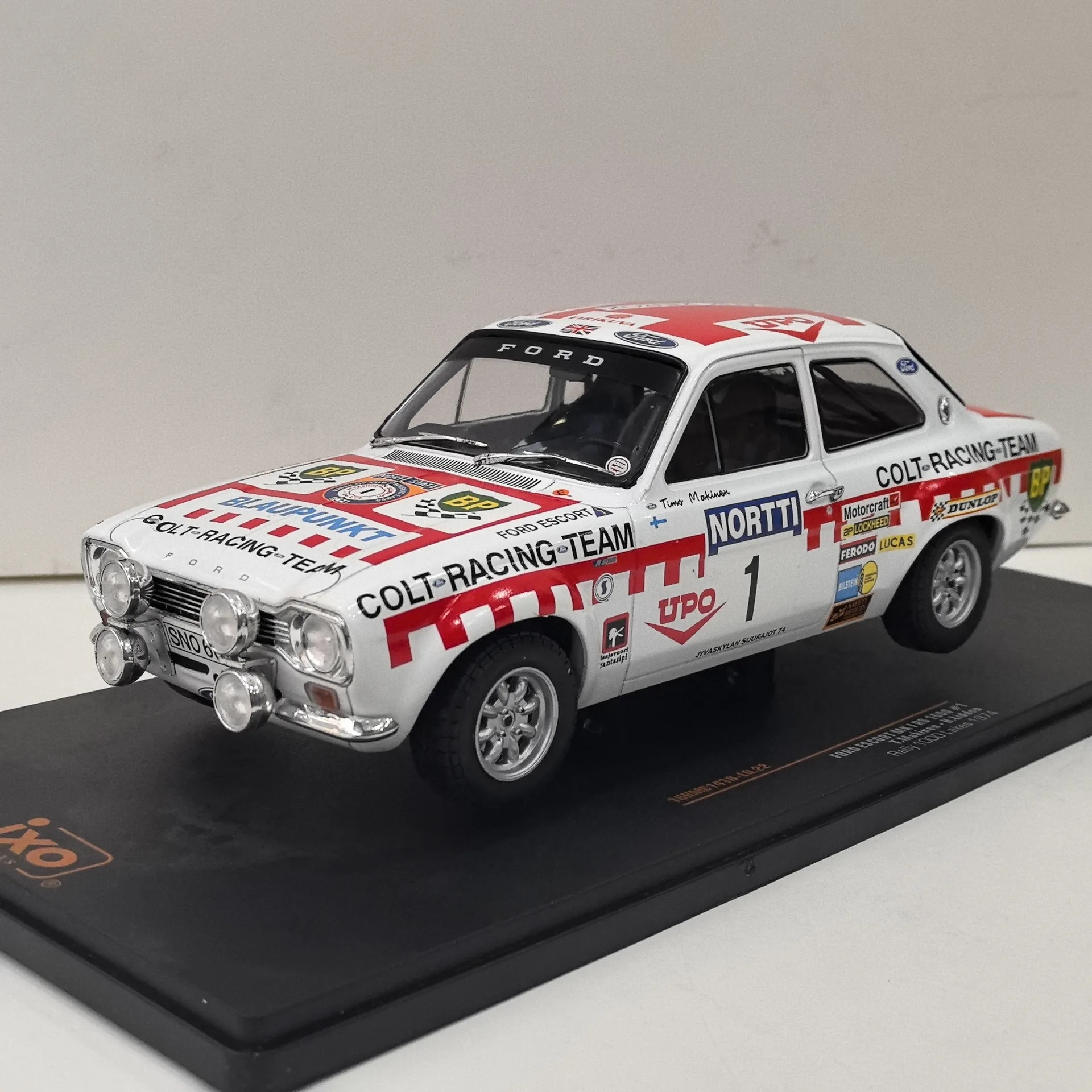 

Diecast IXO 1/18 Scale FORD ESCORT MK I RS 1600 #1 1974 Ford Racing Alloy Car Model Collectible Toy Gift Souvenir Display