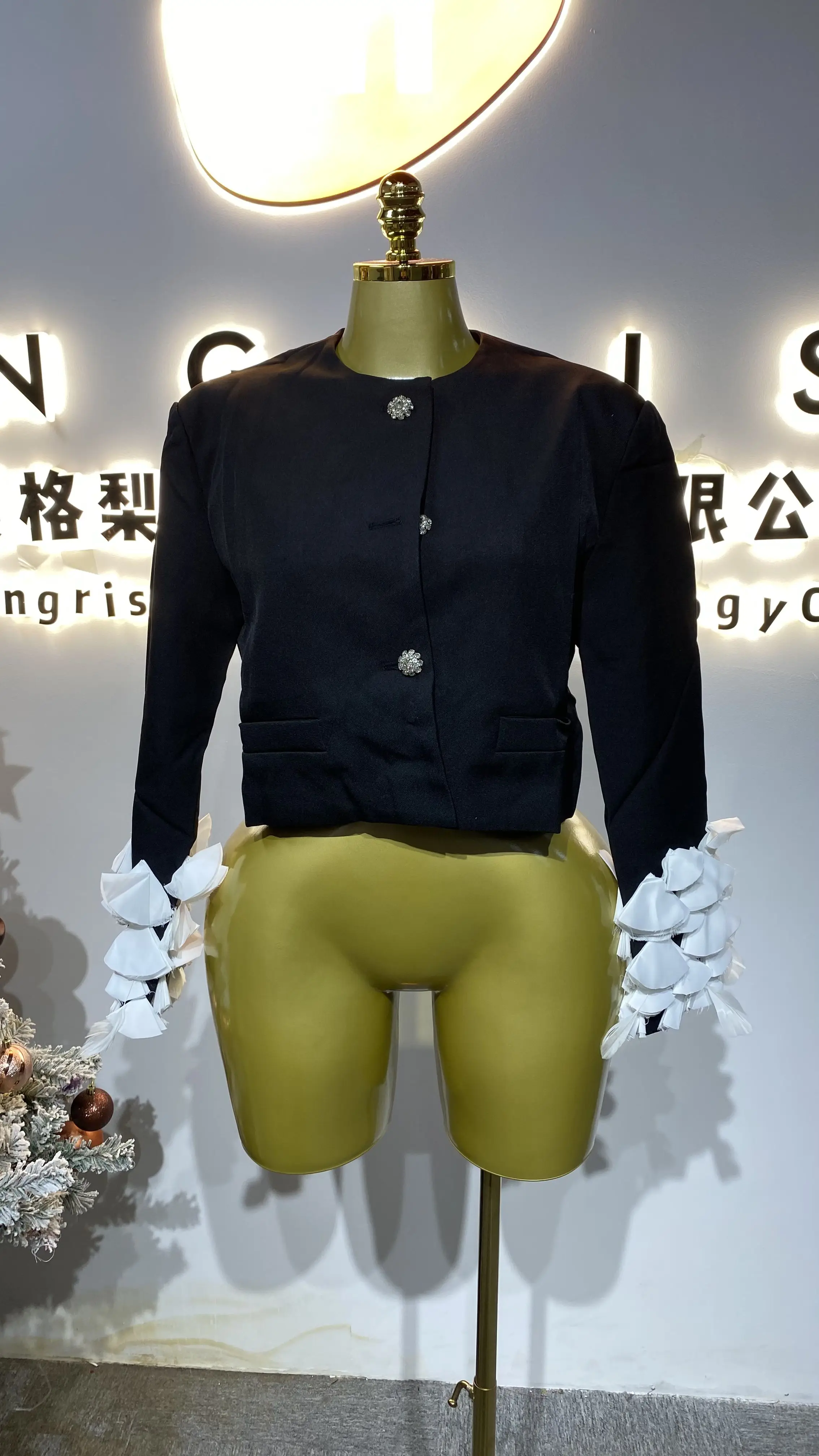 ชุดราตรีหรูหรา ดีไซน์เฉพาะตัว ประดับเลื่อมปักลายหางปลา แขนผ้าตาข่ายโปร่งบาง รุ่น GZXX471