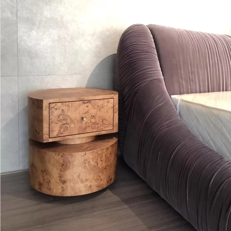 طاولة بجانب السرير من الخشب الصلب بتصميم فرنسي قديم مع سطح من الجلد بعقدة شجرة وخزانة مصنوعة يدويًا لغرفة النوم على الطراز القديم