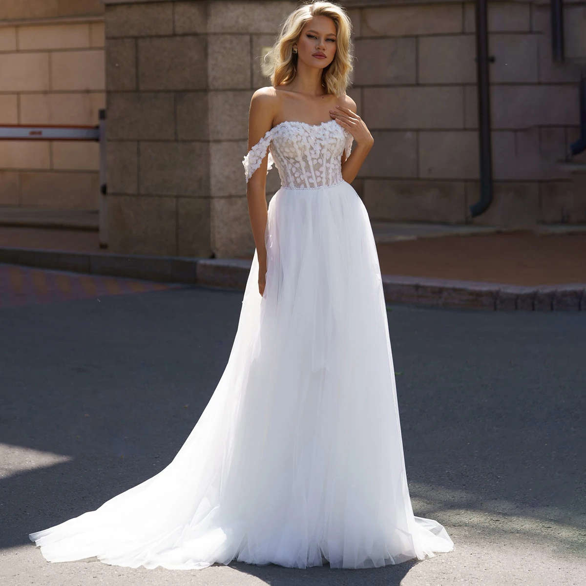 

Romantic Lace Appliques Wedding Dresses With Train A Line Tulle Bridal Gown For Bride Off Shoulder Puffy Ball Gown For Women