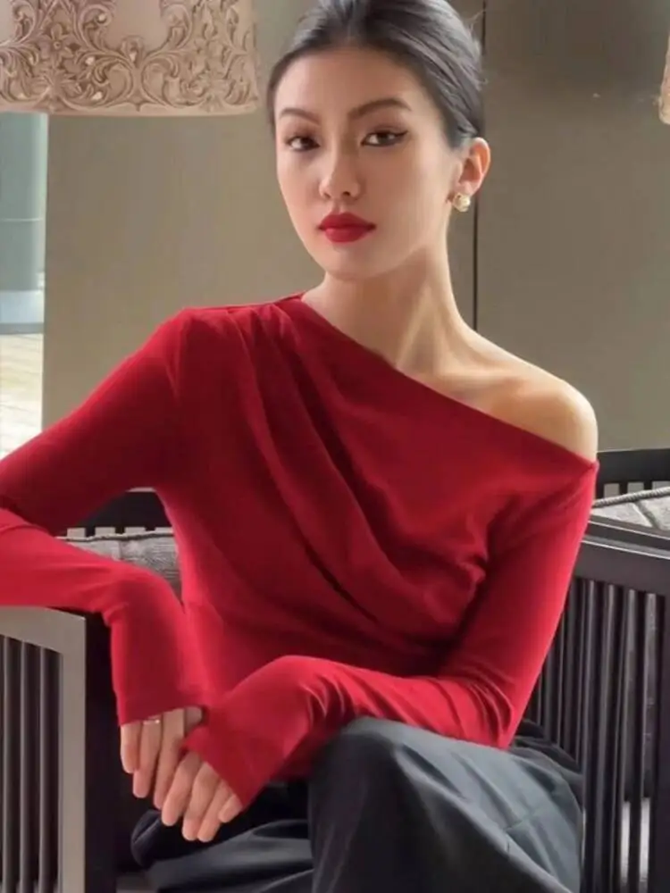 เสื้อยืดสีขาวทรงเข้ารูป เสื้อยืดผู้หญิงสีดำแดง เสื้อยืดเซ็กซี่เรียบง่าย เสื้อเปิดไหล่สำหรับผู้หญิง สไตล์เกาหลี แฟชั่น เสื้อยืดตลก