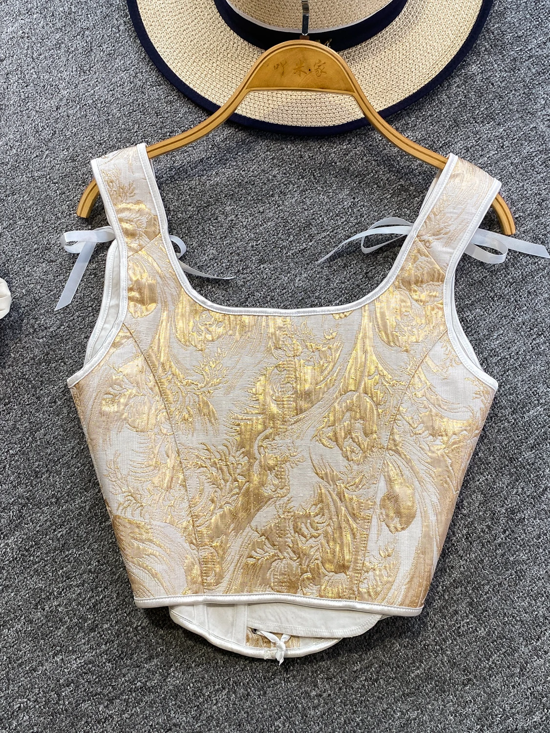 Retro Heavy Embossed Floral Vest Women's Fashion Sensation Belted Slimming Short Top Square Collar Golden Threaded Design