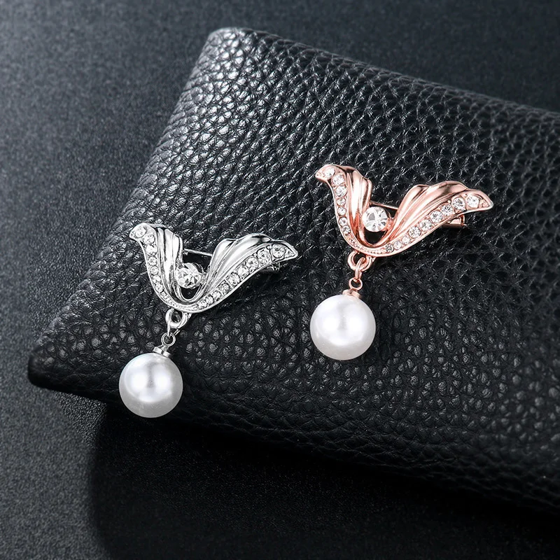 New V-shaped Crystal Brooch Angel Wings Imitation Pearl Pendant Brooches For Women Pins Christmas Jewelry Gift