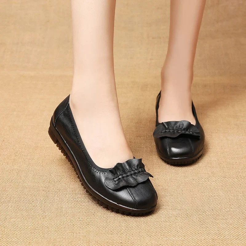 2025 New Single Shoe Women's Leather Flat Bottomed Shallow Mouth Comfortable Soft Sole Anti Slip New Year's Bean Shoes For Women