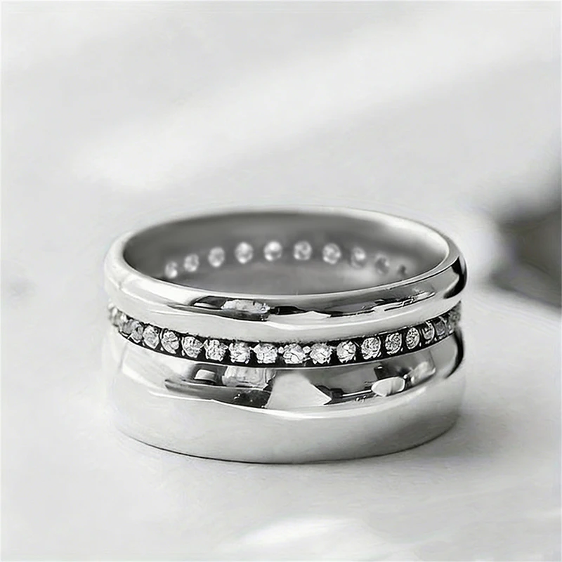 Huitan Moderner Polierter Breiter Ring für Damen mit Glänzendem Kubischem Zirkonia, Modischer Party-Schmuck in Silberfarbe, Statement-Schmuck für den Alltag
