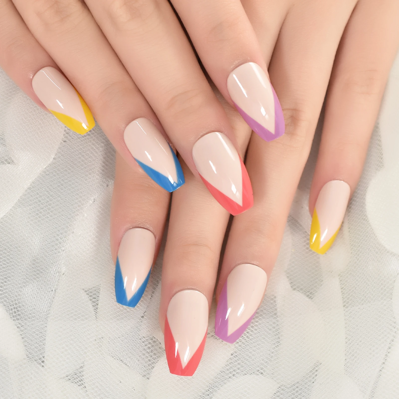 Punte arcobaleno Bara Corta colorata lucida Punte francesi Stile V Stampa sulle unghie Unghie artistiche Unghie finte Salone di manicure a casa