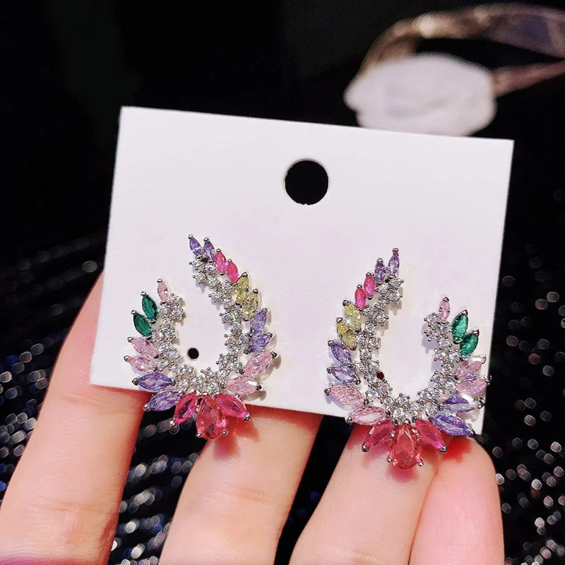 Huitan Ästhetische geometrische Damen-Ohrstecker für Hochzeit, Verlobung, trendiges Zubehör, eingelegter, heller CZ-Schmuck, sanfter Partyschmuck
