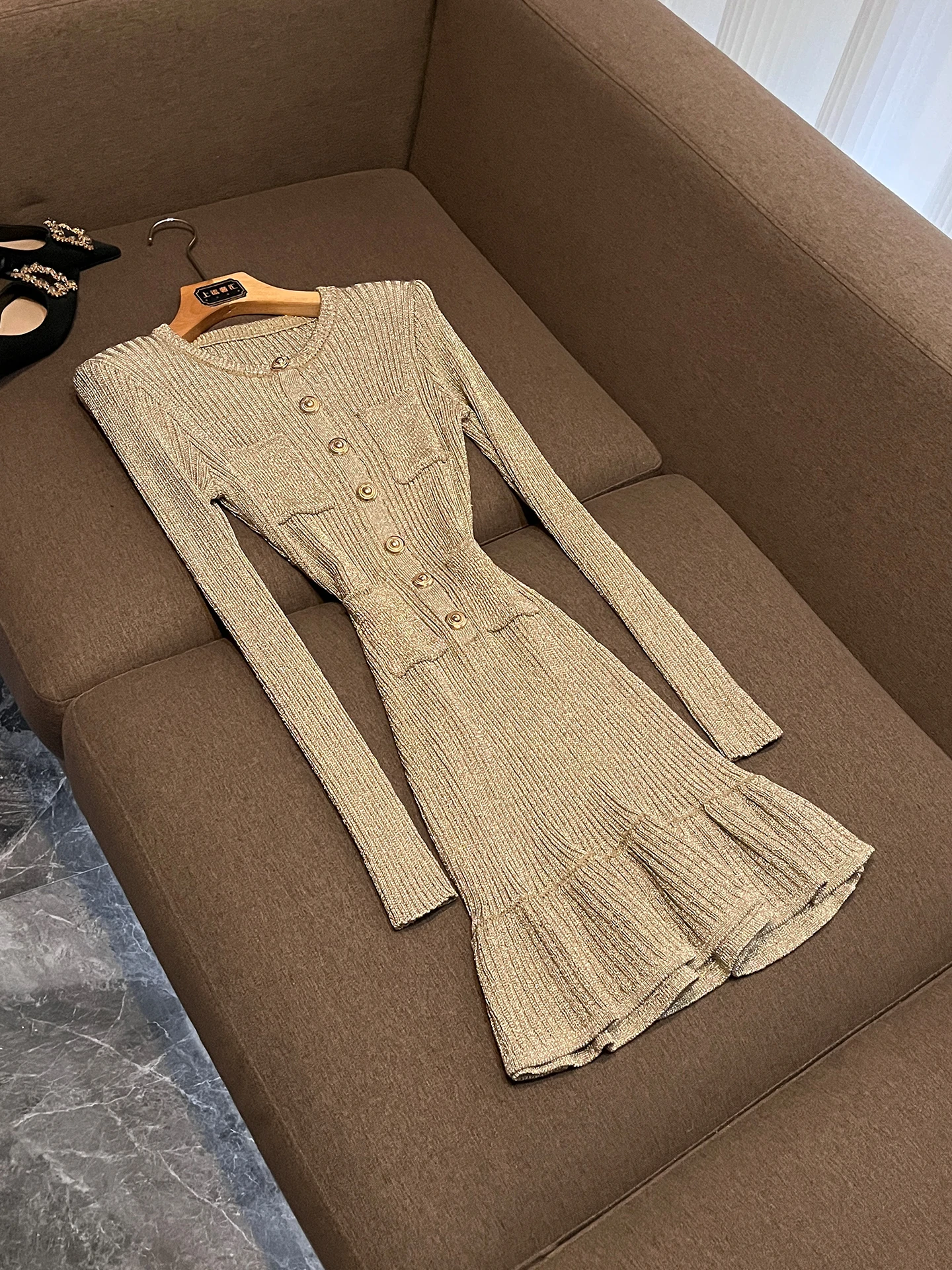 

Высококачественная новинка весны 2026: стильный облегающий вязаный свитер с круглым вырезом, удобный для повседневной носки...