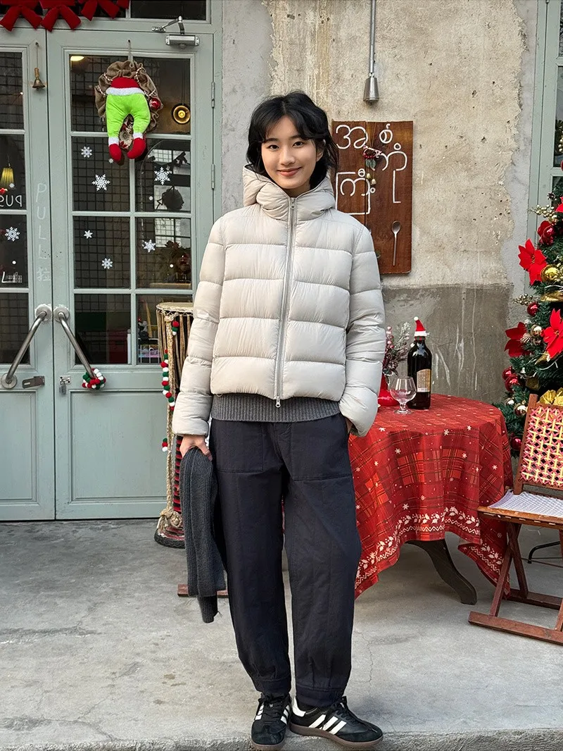 

Модная белая пуховая куртка для женщин, свободного кроя, с капюшоном, всесезонная верхняя одежда от Zhou Xiaoya