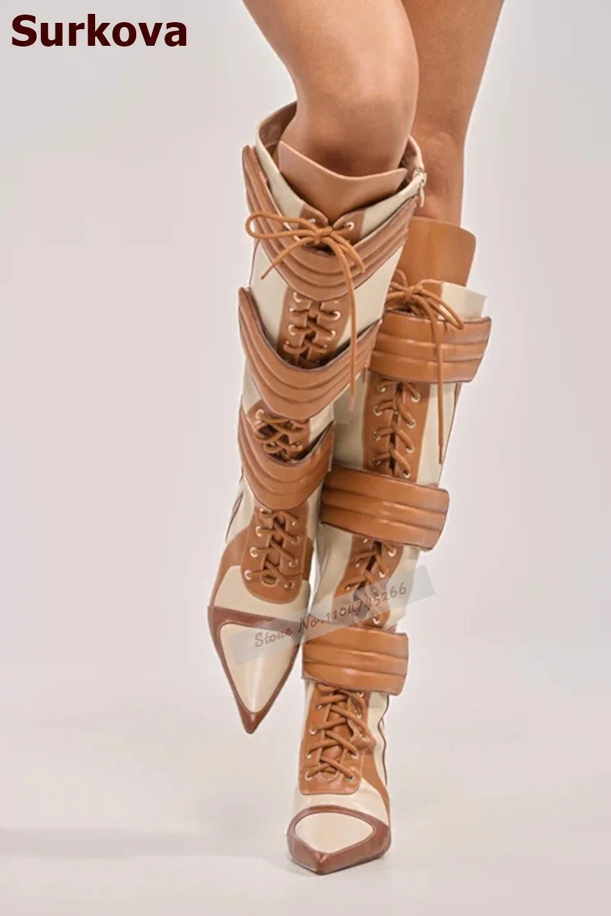 Botas altas hasta la rodilla en color marrón beige mate, con diseño de bloques de color, múltiples tiras decorativas, punta afilada, tacón de aguja y cordones, botas altas de moda para pasarela.