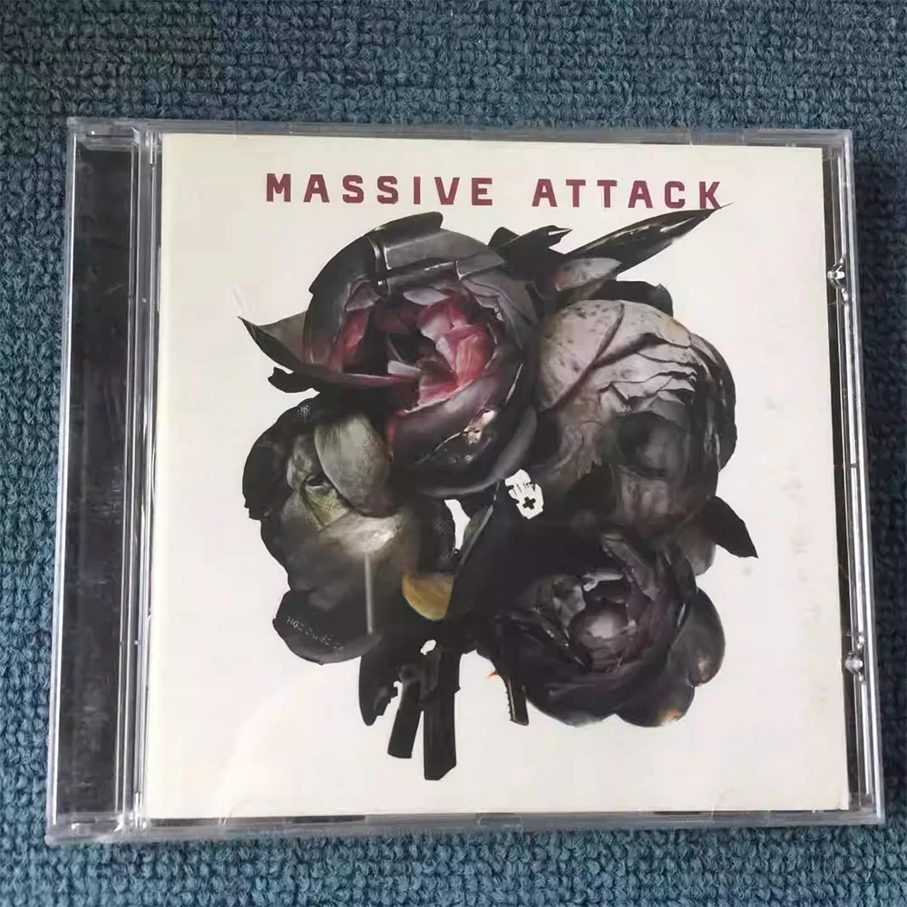 CD 'Collected Massive Attack' - Este es un álbum de compilación de la legendaria banda británica de trip-hop Massive Attack. Publicado en