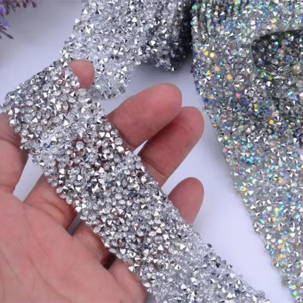 Macchina per lo stampaggio ad iniezione di diamanti artificiali per la produzione di strass decorativi per indumenti