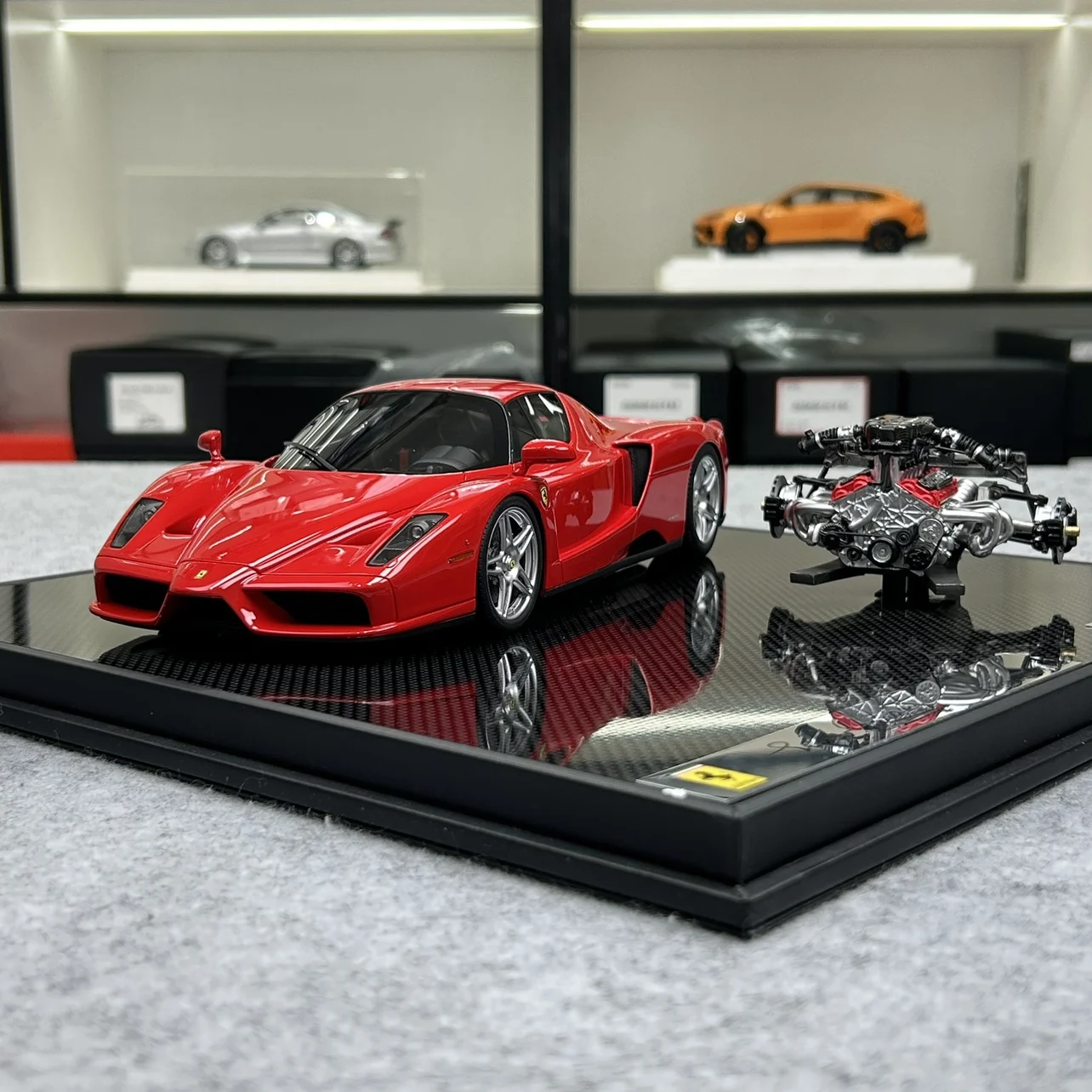 Modelos generales 1:18 Enzo 2002 viene con simulación de motor, edición limitada, modelo de coche estático de Metal de resina, juguete para regalo