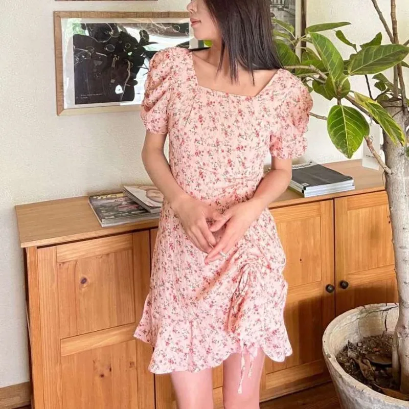 Robe à imprimé Floral pour femmes, avec plis, amincissante, col carré, petite Figure et jupe courte, nouvelle collection été 2025