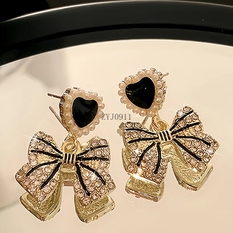 زوج واحد من الأقراط المصنوعة من اللؤلؤ المقلد من حجر الراين، والأقراط الراقية الفاخرة على الطراز الكوري، لقضاء العطلات.