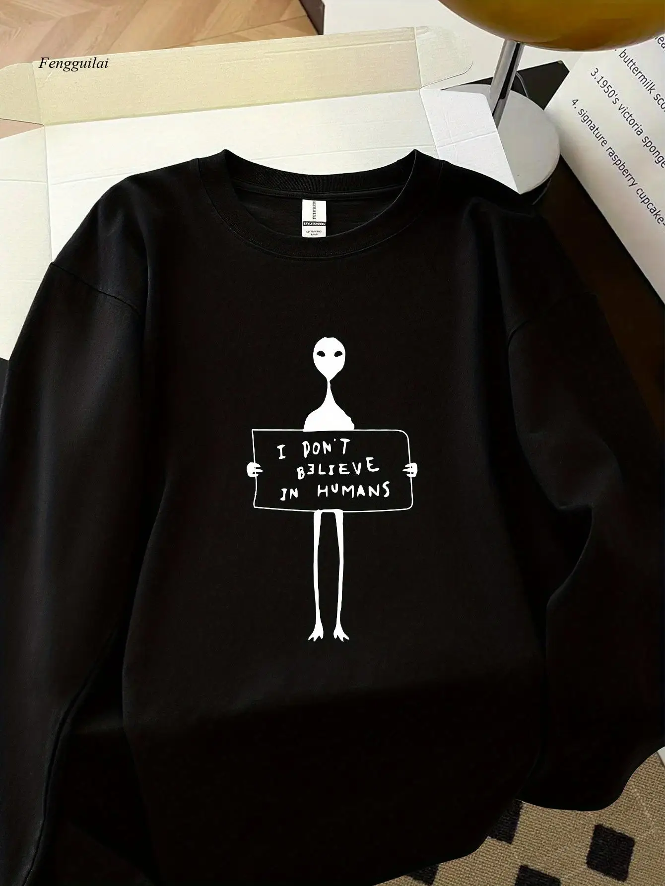 Divertida camiseta de manga larga con gráfico alienígena - Camisa beige con cuello redondo con frase "Don't Believe in Humans" - Suave todos los días