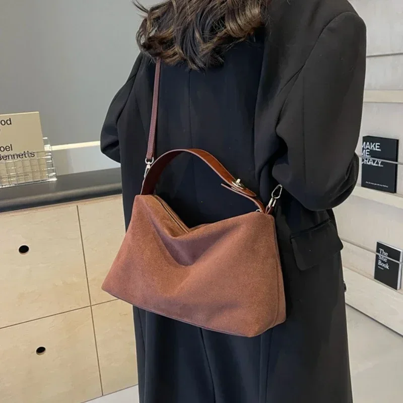 

Стильная ретро-сумка для женщин 2025 года: новая текстурированная матовая сумка через плечо с большой вместимостью, сумка-тоут для поездок на работу.