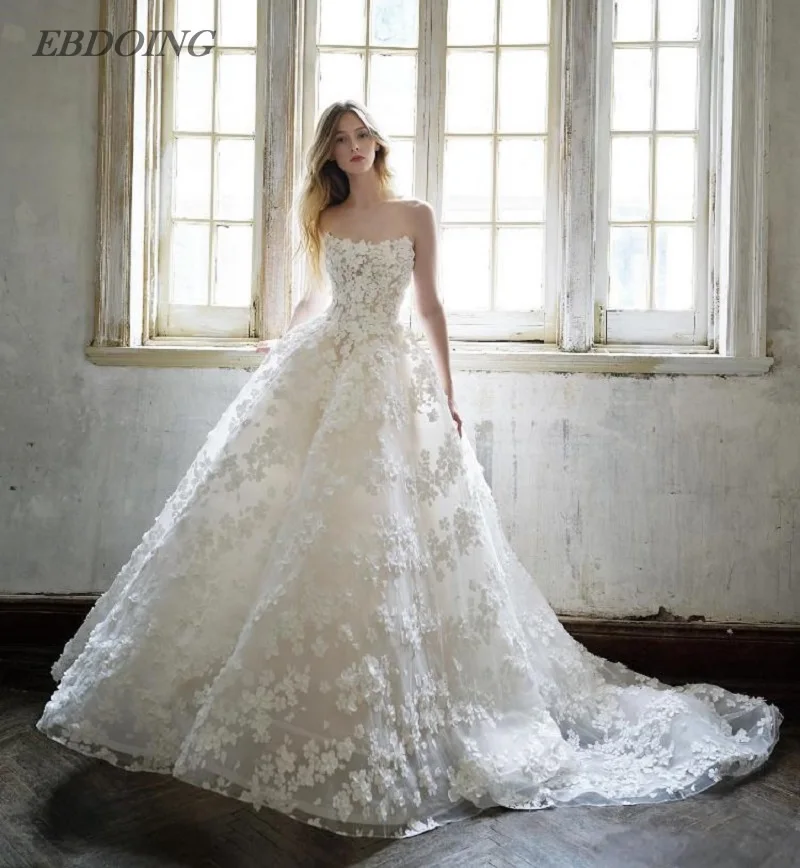 Suknia ślubna EBDOING, fason A, koronka, dekolt łódka, bez rękawów, baskinka, możliwość personalizacji.