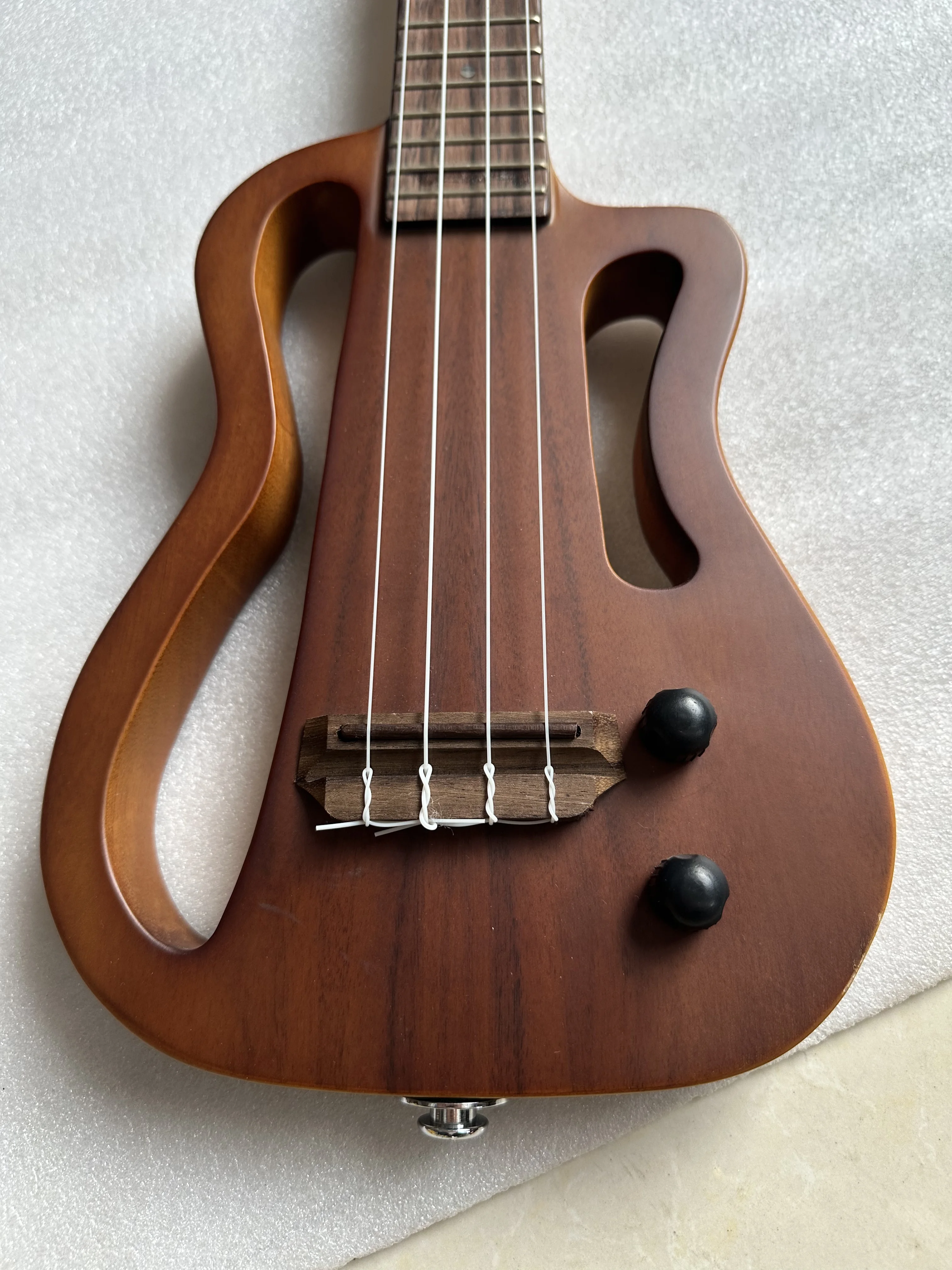 Stock Defect Electric Ukulele Przenośny koncert podróżny 23-calowy Ukulele z litego drewna mahoniowego może grać cichą praktykę bez hałasu