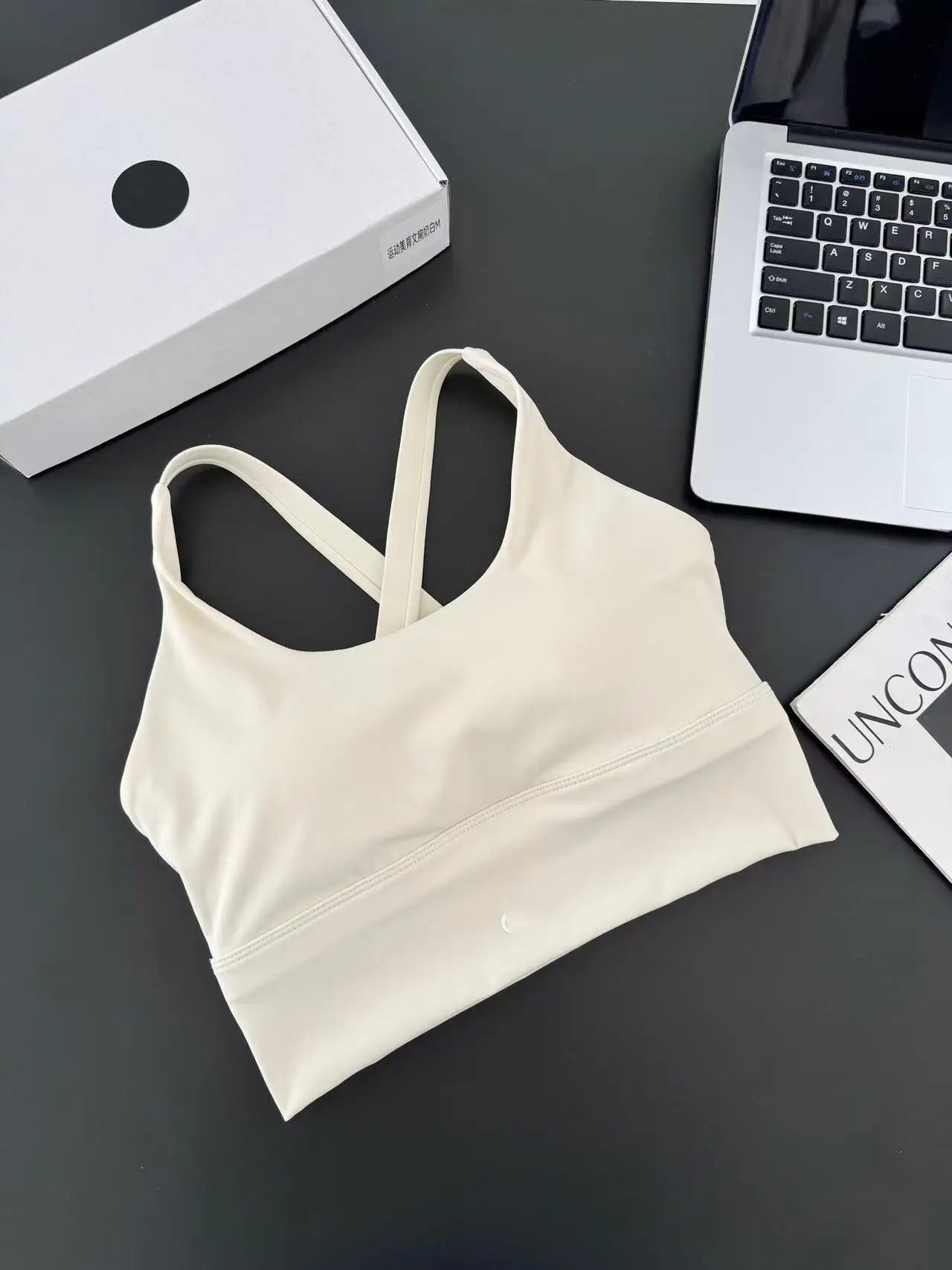Damen-Sport-BH mit integrierten festen Cups, schöner Rücken-Workout-Tanktop für Laufen, Fitness, Yoga & Seilspringen – Detail 8