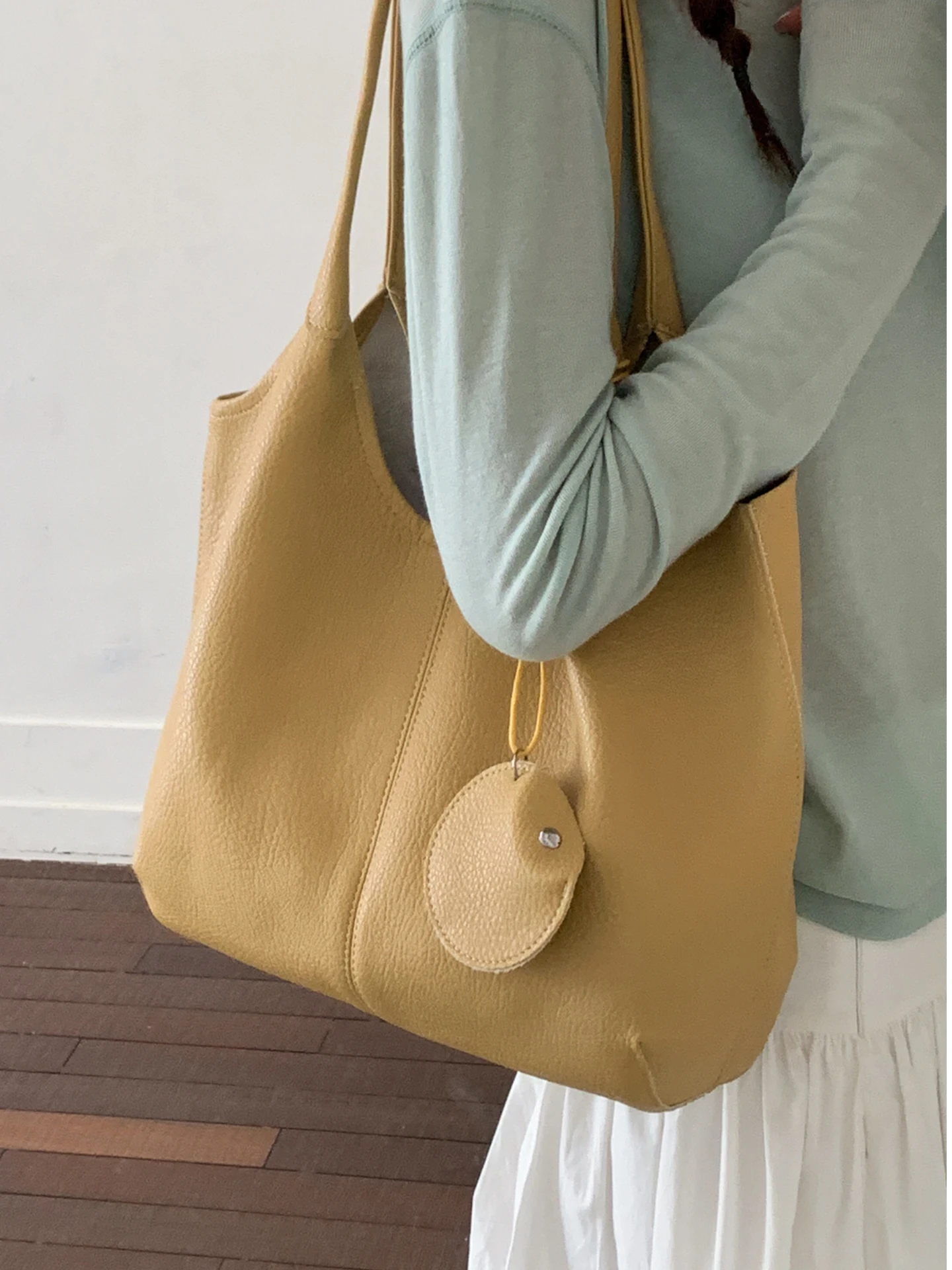

Elegant Women's Shoulder Bag 2026 Spring Fashion Large Capacity Commuter Tote Bag Stylish Versatile High-Quality Leather Purse