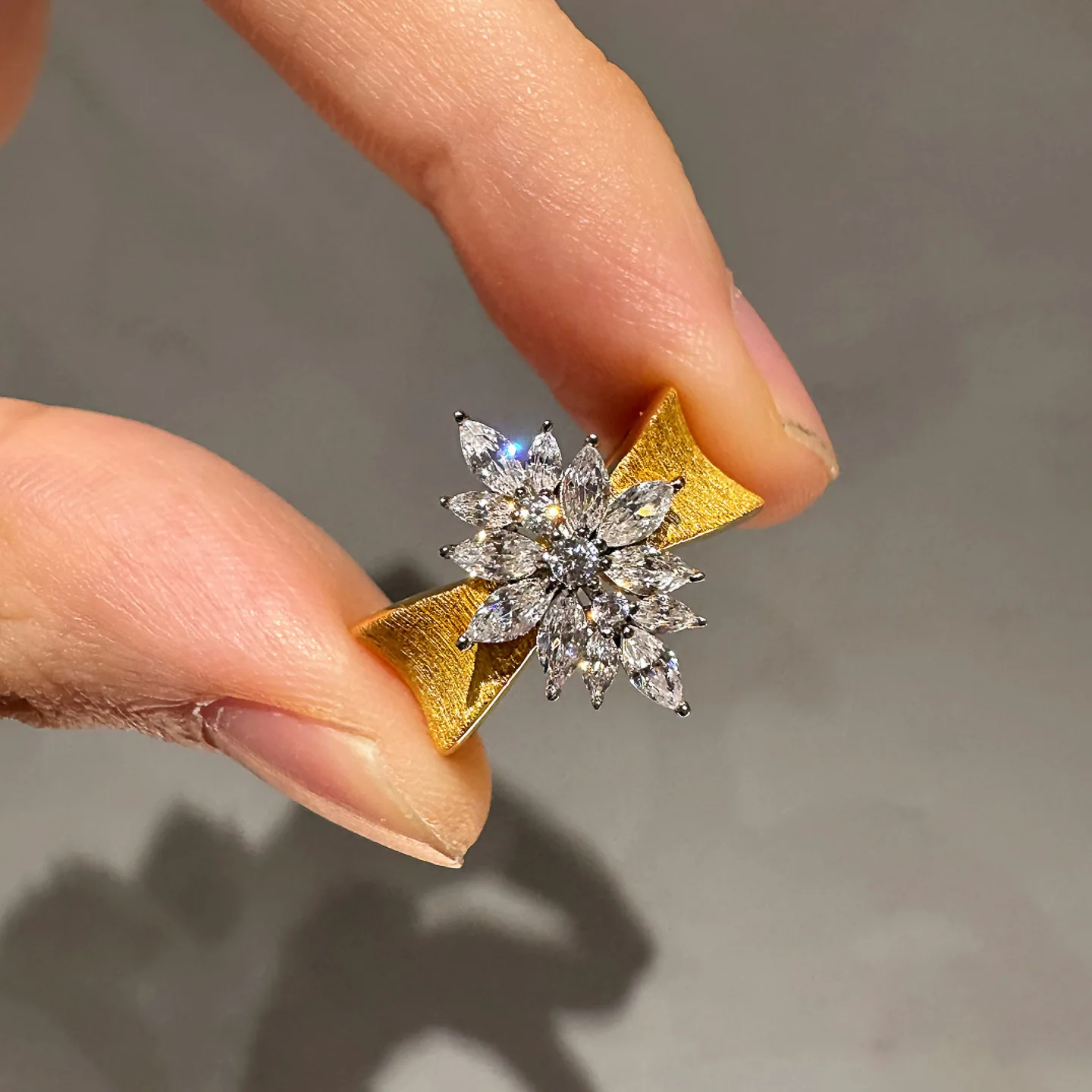Inspired Inlay Diamonds Palace Style Brushed Snowflake Ring Exquisite and Luxurious Fashion Rings for Women Wedding Jewelry