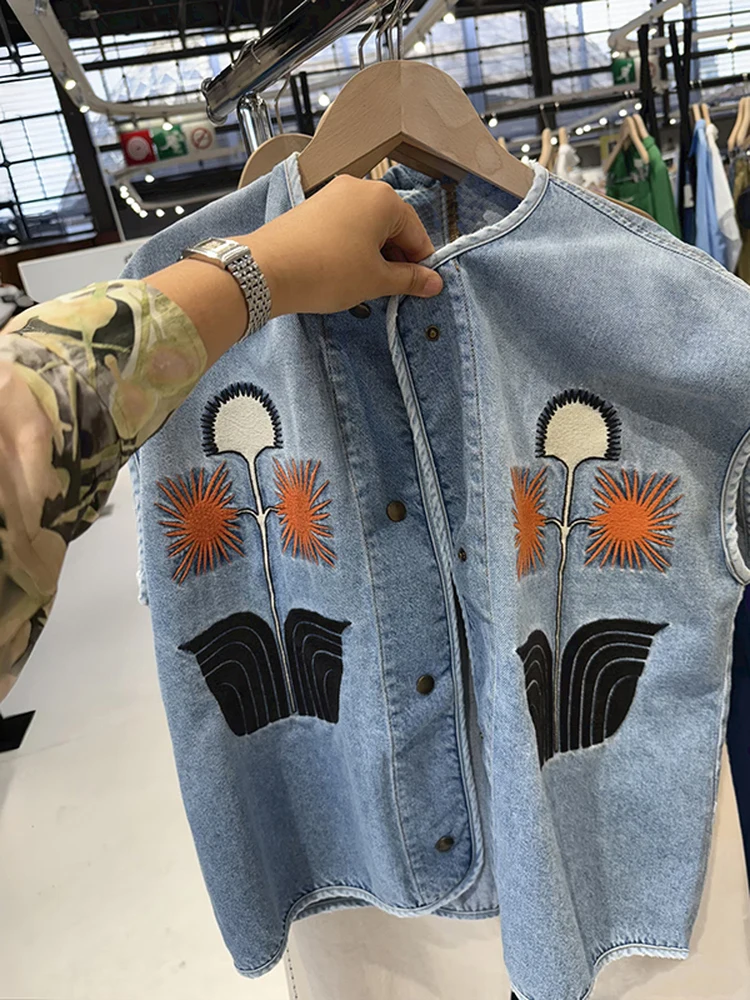 

Summer 2026 Gradient Wash Denim Sunflower Embroidery Sleeveless round Neck Women's Vest Cotton Blend Fabric Outerwear