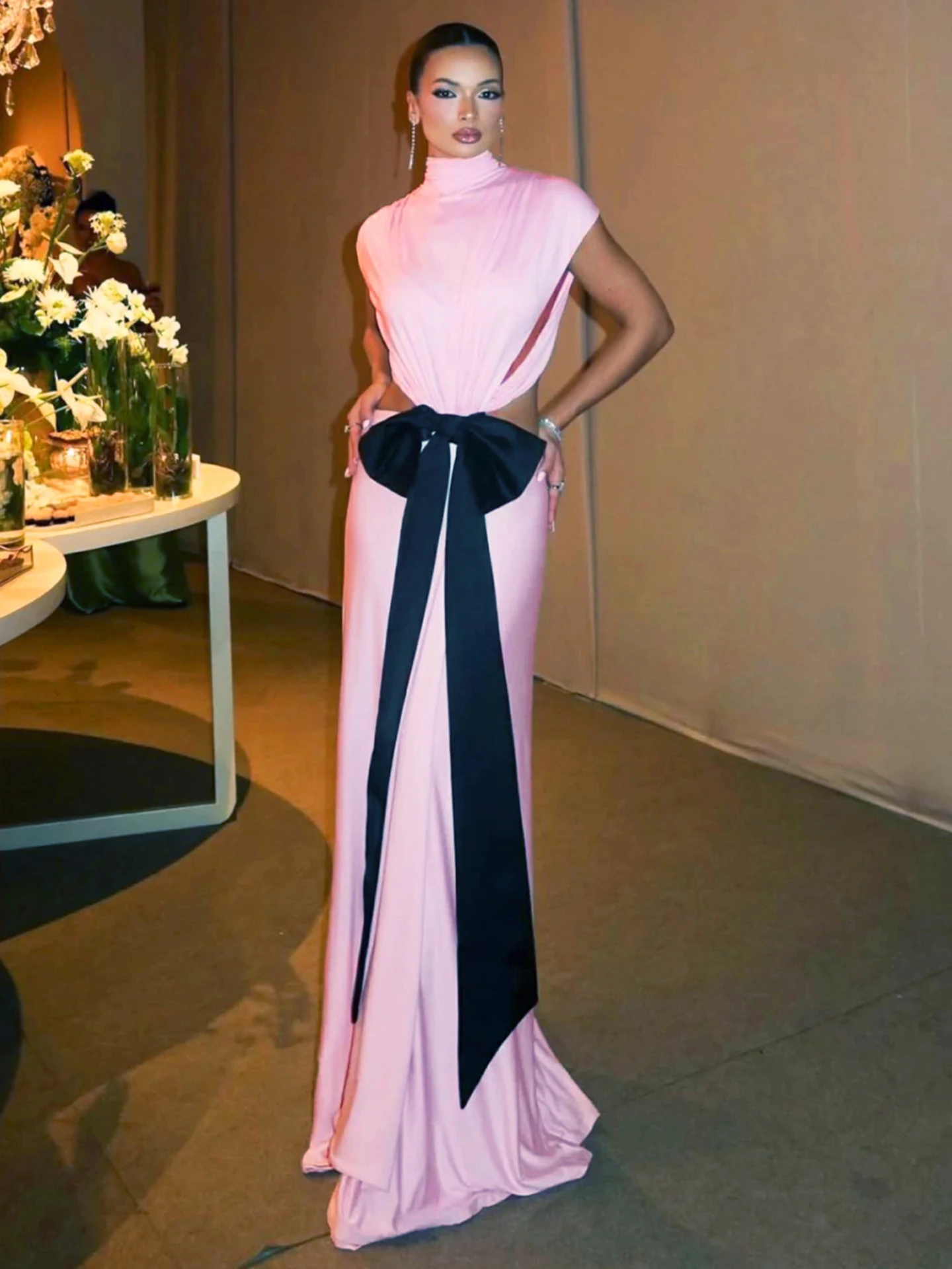Elegante Vestido Corto Bodycon de Manga Corta con Nudo de Mariposa sin Espalda y Cuello Alto con Aberturas Laterales Estilo M...