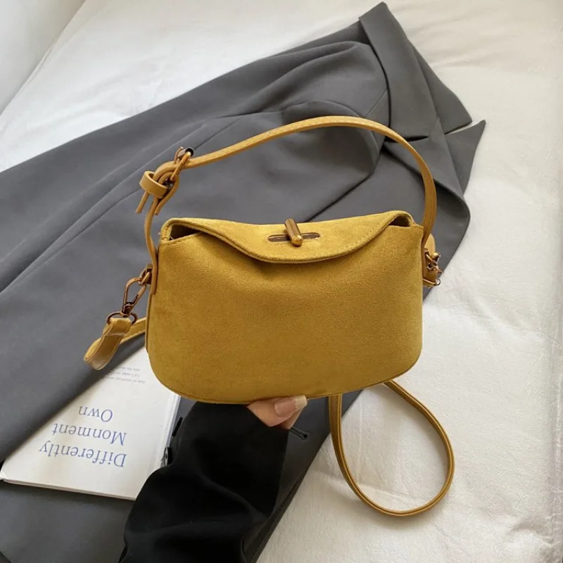 

Vintage Inspired Shoulder Bag For Ladies With Antique Brass Hardware And Soft Leather Construction For Timeless Appeal