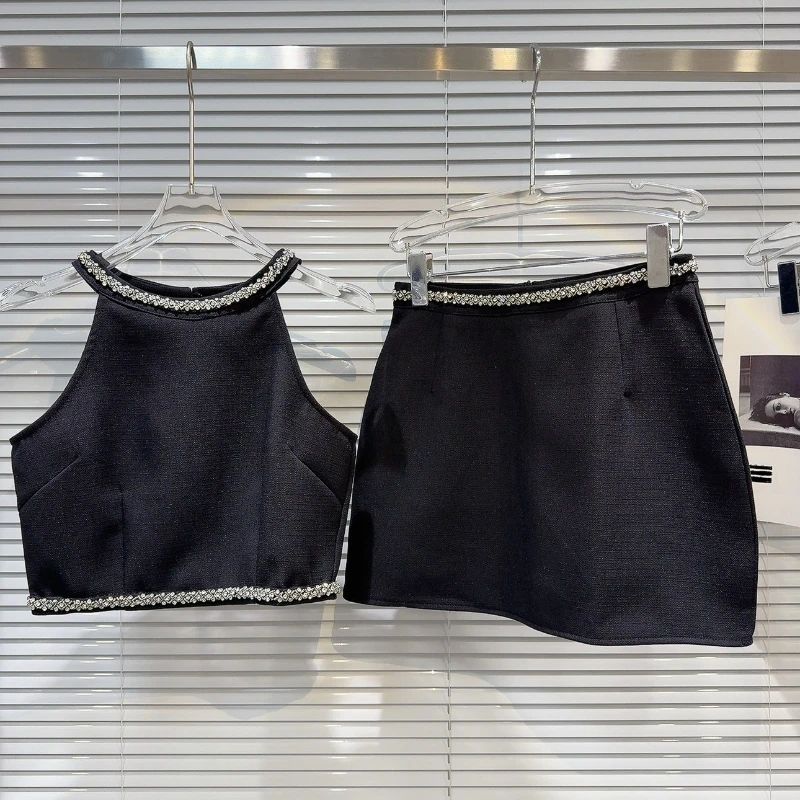 

Новый летний маленький ароматный стиль, бриллиантовые бусины для ногтей, висящий жилет на молнии на шее + полуюбка, женский темпераментный комплект высокого класса