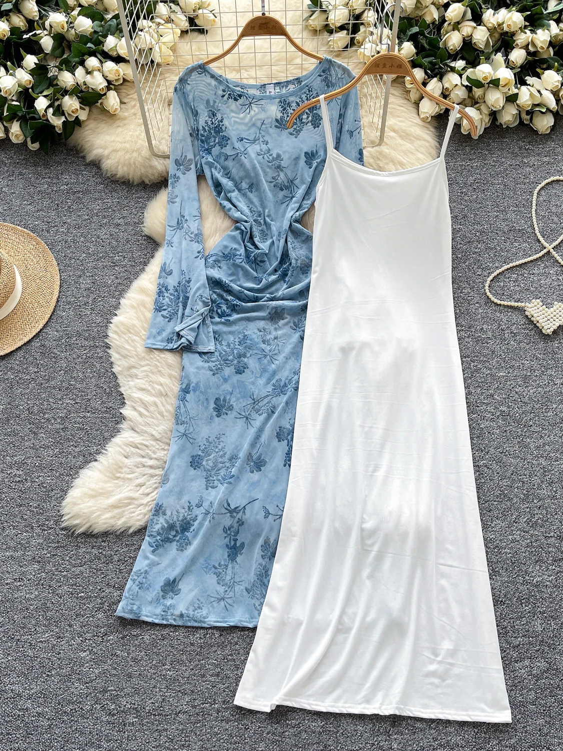 فستان نسائي بأكمام طويلة لموسم الخريف مع تطريز زهري وتصميم ضيق مع حزام، يعكس أناقة السيدة وشخصية أنيقة مناسب للتنقل في المدينة